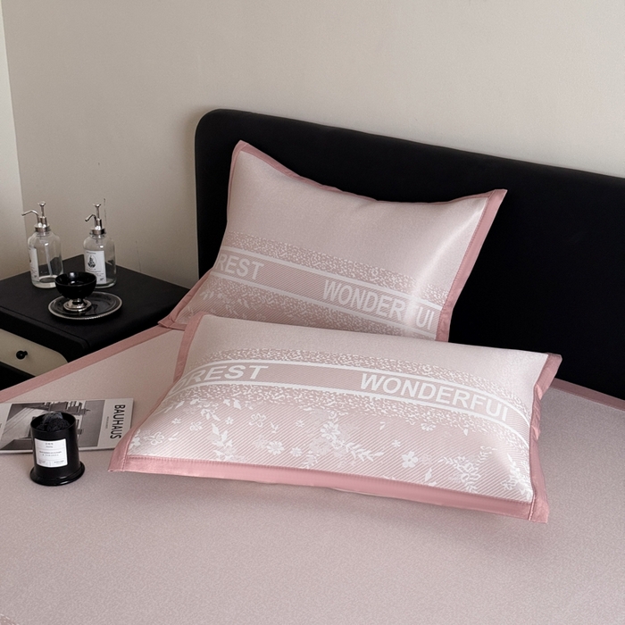 91家纺网 家纺一手货源 找家纺 九花鹿 2025新款A类PE凉感提花冰丝凉席软凉席可水洗可机洗 花梦（浅粉）