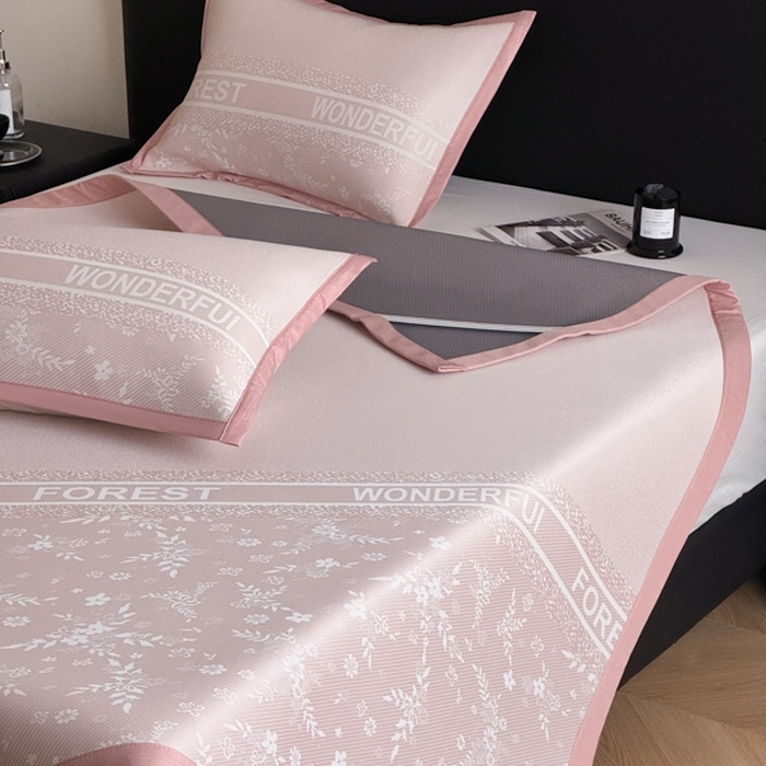 91家纺网 家纺一手货源 找家纺 九花鹿 2025新款A类PE凉感提花冰丝凉席软凉席可水洗可机洗 花梦（浅粉）