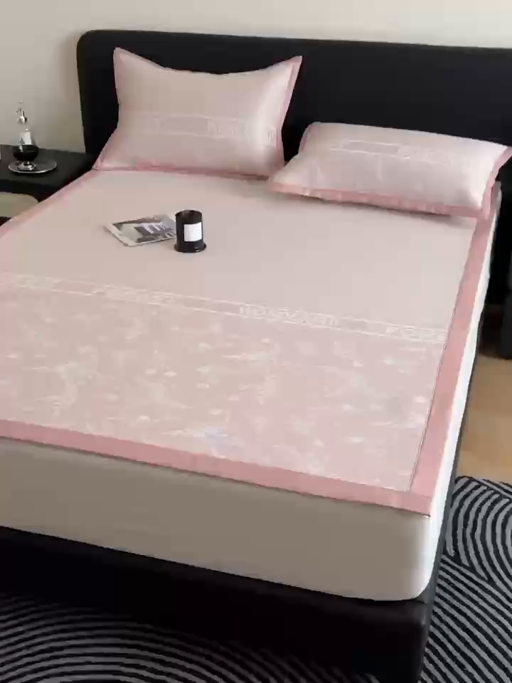 91家纺网 家纺一手货源 找家纺 九花鹿 2025新款A类PE凉感提花冰丝凉席软凉席可水洗可机洗 花梦（浅粉）