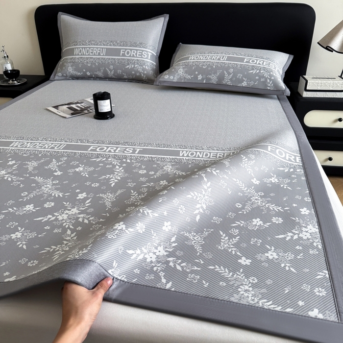 91家纺网 家纺一手货源 找家纺 九花鹿 2025新款A类PE凉感提花冰丝凉席软凉席可水洗可机洗 花梦（绅士灰）