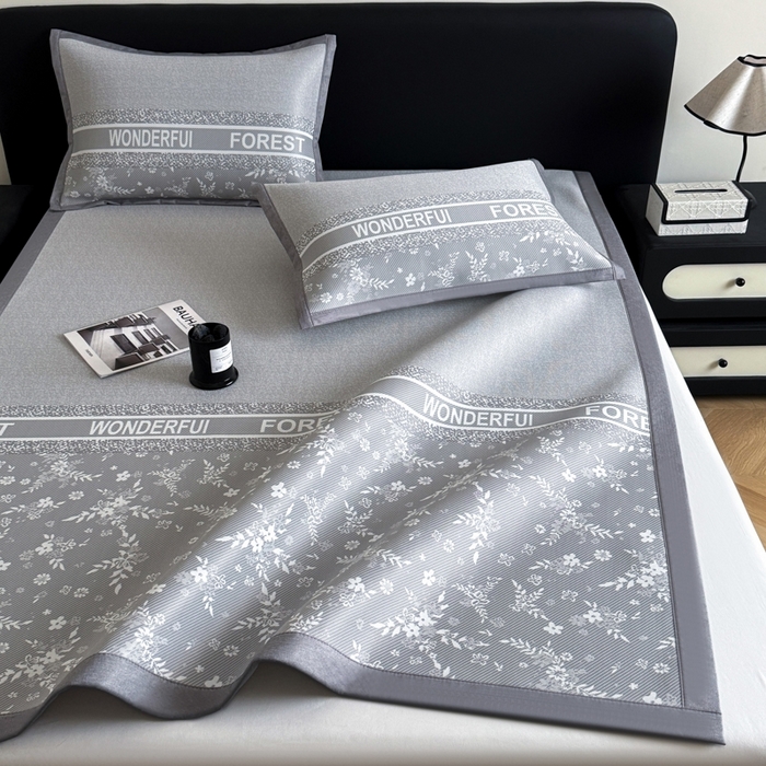 91家纺网 家纺一手货源 找家纺 九花鹿 2025新款A类PE凉感提花冰丝凉席软凉席可水洗可机洗 花梦（绅士灰）