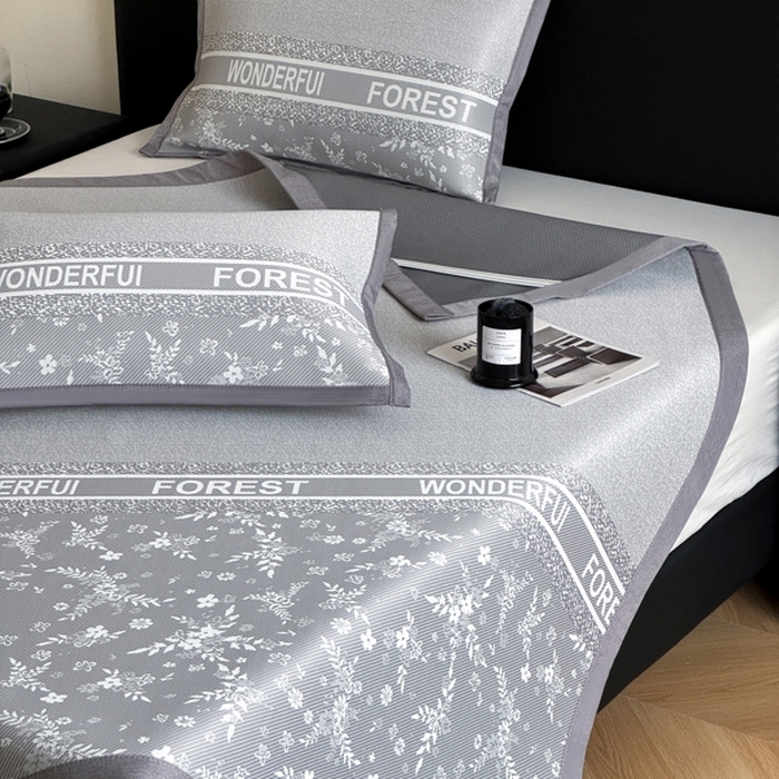 91家纺网 家纺一手货源 找家纺 九花鹿 2025新款A类PE凉感提花冰丝凉席软凉席可水洗可机洗 花梦（绅士灰）