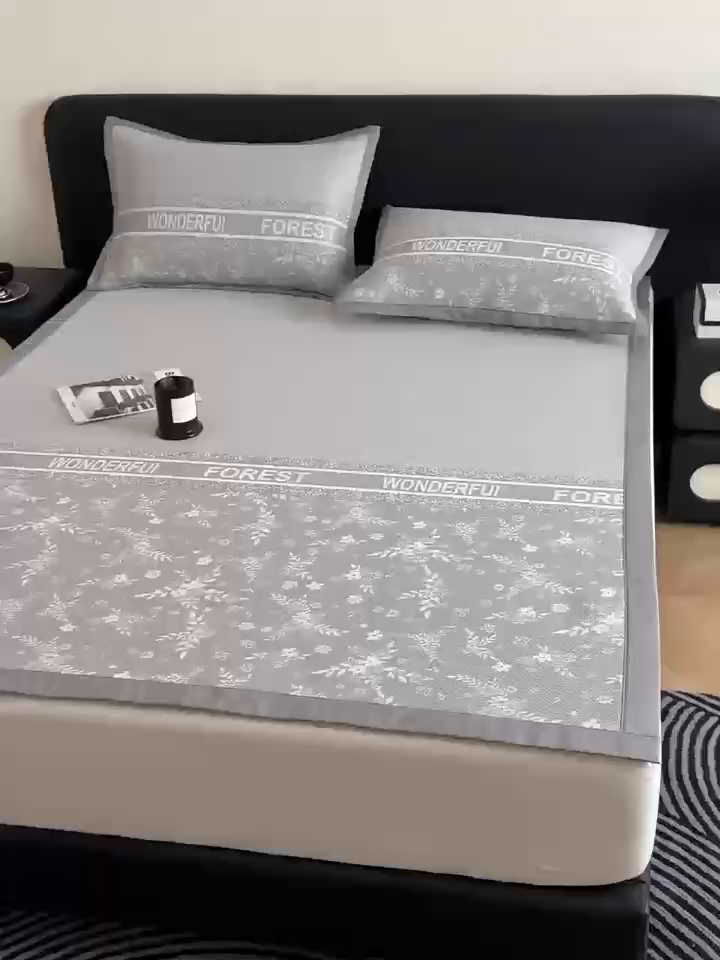 91家纺网 家纺一手货源 找家纺 九花鹿 2025新款A类PE凉感提花冰丝凉席软凉席可水洗可机洗 花梦（绅士灰）