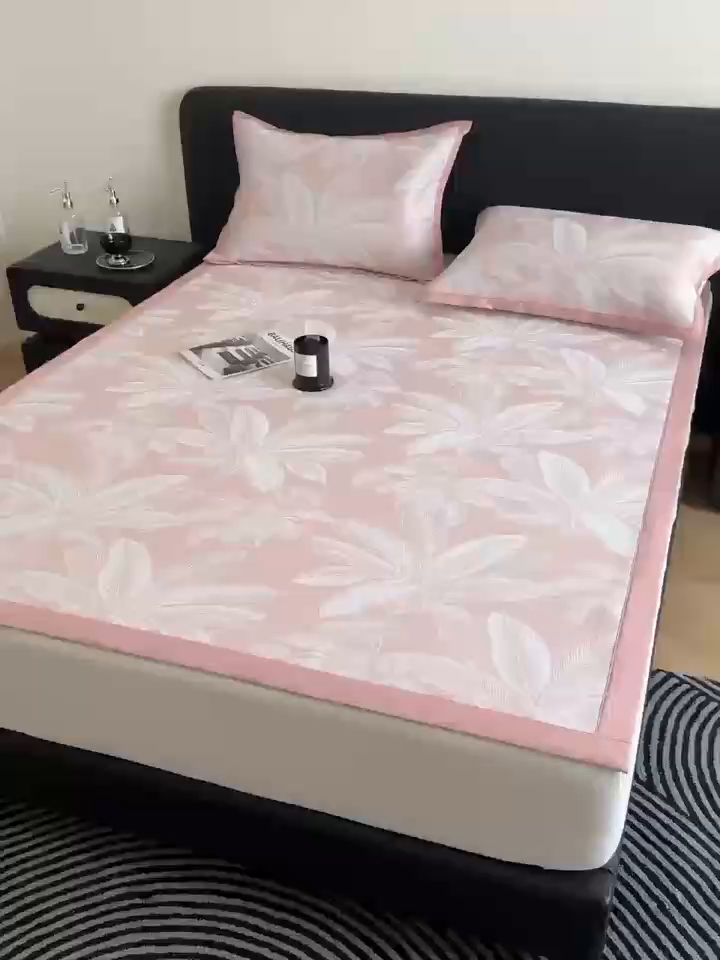 91家纺网 家纺一手货源 找家纺 九花鹿 2025新款A类PE凉感提花冰丝凉席软凉席可水洗可机洗 盆栽（樱花粉）