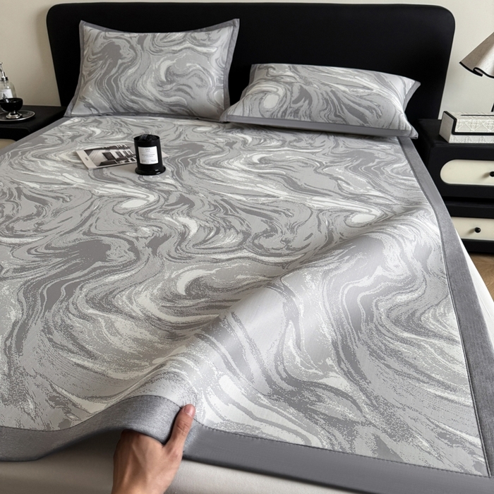 91家纺网 家纺一手货源 找家纺 九花鹿 2025新款A类PE凉感提花冰丝凉席软凉席可水洗可机洗 西里（绅士灰）