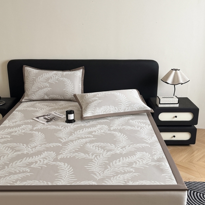 91家纺网 家纺一手货源 找家纺 九花鹿 2025新款A类PE凉感提花冰丝凉席软凉席可水洗可机洗 雪松之境（米灰）