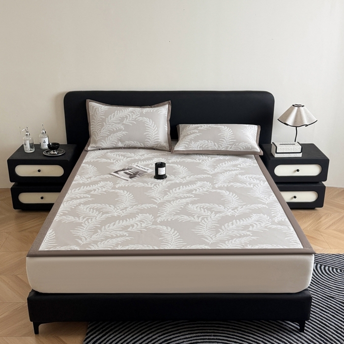 91家纺网 家纺一手货源 找家纺 九花鹿 2025新款A类PE凉感提花冰丝凉席软凉席可水洗可机洗 雪松之境（米灰）