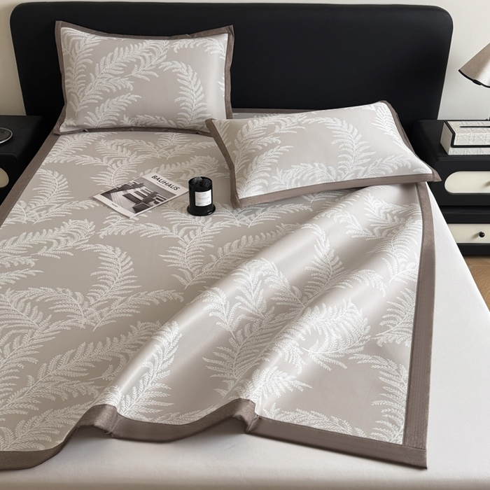 91家纺网 家纺一手货源 找家纺 九花鹿 2025新款A类PE凉感提花冰丝凉席软凉席可水洗可机洗 雪松之境（米灰）