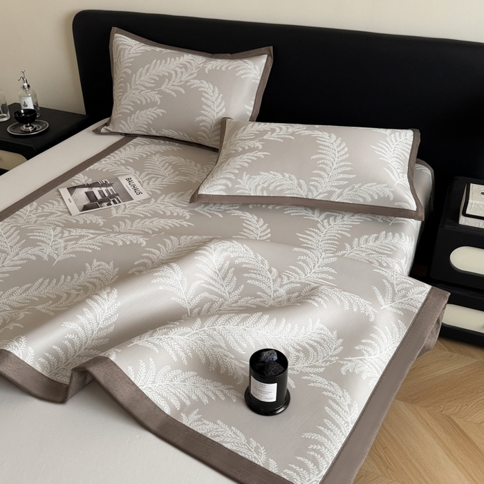 91家纺网 家纺一手货源 找家纺 九花鹿 2025新款A类PE凉感提花冰丝凉席软凉席可水洗可机洗 雪松之境（米灰）