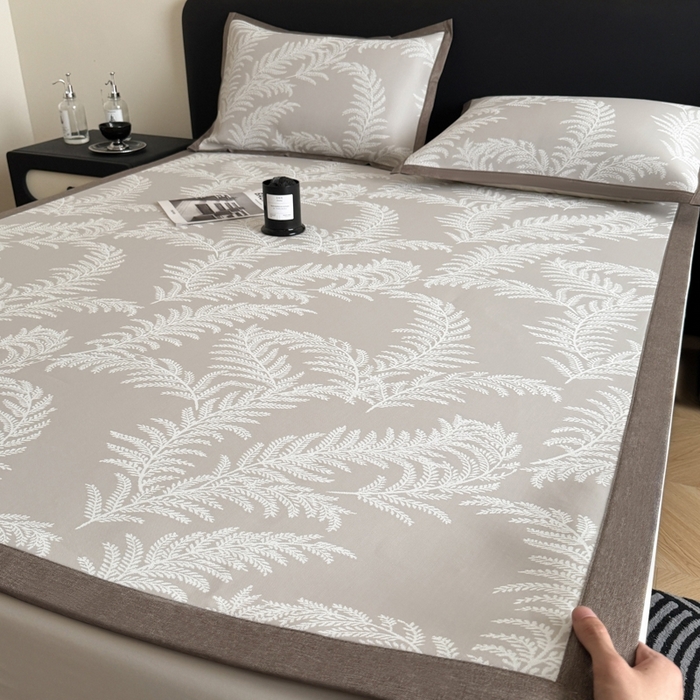 91家纺网 家纺一手货源 找家纺 九花鹿 2025新款A类PE凉感提花冰丝凉席软凉席可水洗可机洗 雪松之境（米灰）