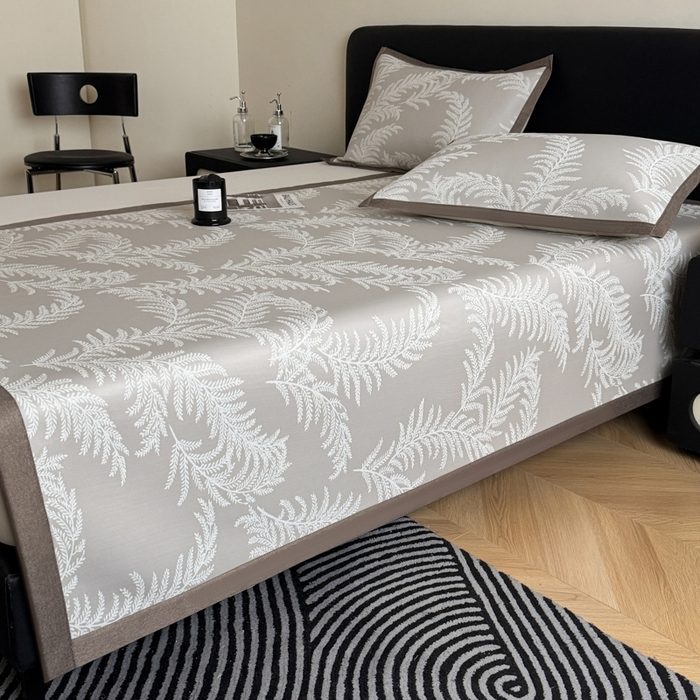 91家纺网 家纺一手货源 找家纺 九花鹿 2025新款A类PE凉感提花冰丝凉席软凉席可水洗可机洗 雪松之境（米灰）