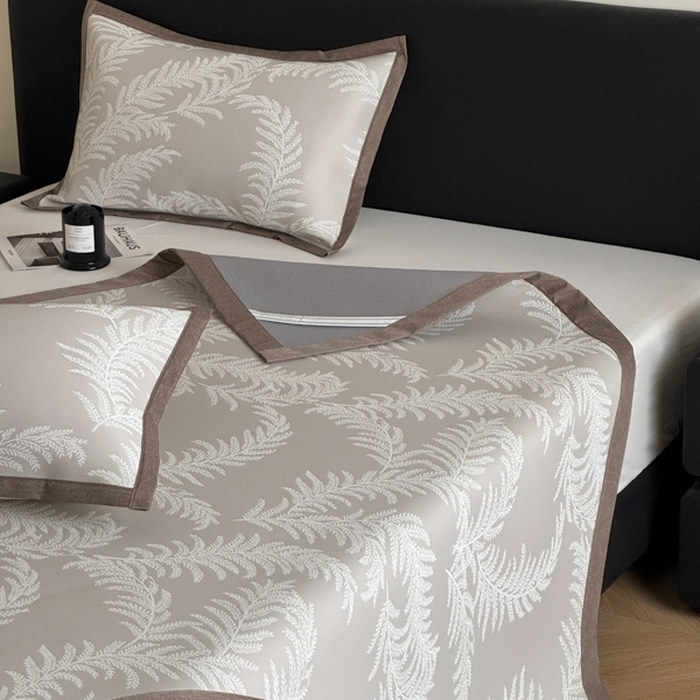 91家纺网 家纺一手货源 找家纺 九花鹿 2025新款A类PE凉感提花冰丝凉席软凉席可水洗可机洗 雪松之境（米灰）