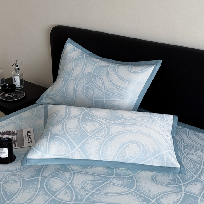 91家纺网 家纺一手货源 找家纺 九花鹿 2025新款A类PE凉感提花冰丝凉席软凉席可水洗可机洗 炫染流线（浅蓝）