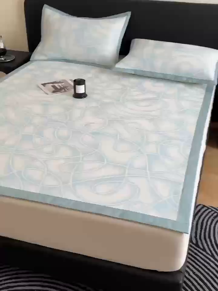 91家纺网 家纺一手货源 找家纺 九花鹿 2025新款A类PE凉感提花冰丝凉席软凉席可水洗可机洗 炫染流线（浅蓝）