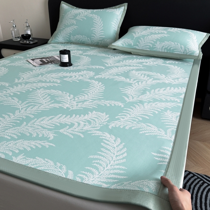 91家纺网 家纺一手货源 找家纺 九花鹿 2025新款A类PE凉感提花冰丝凉席软凉席可水洗可机洗 雪松之境（青绿）