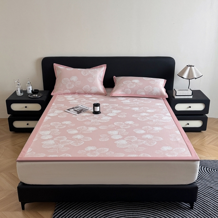 91家纺网 家纺一手货源 找家纺 九花鹿 2025新款A类PE凉感提花冰丝凉席软凉席可水洗可机洗 叶语（樱花粉)