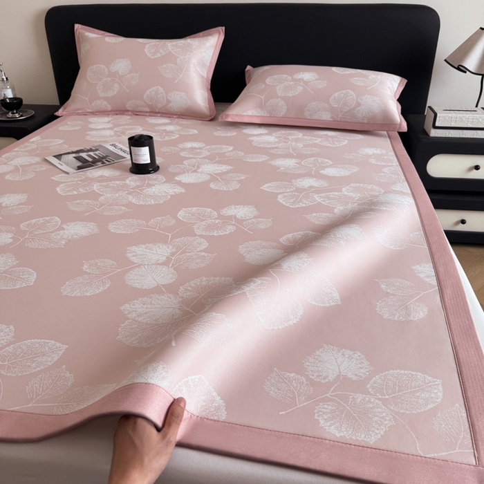 91家纺网 家纺一手货源 找家纺 九花鹿 2025新款A类PE凉感提花冰丝凉席软凉席可水洗可机洗 叶语（樱花粉)