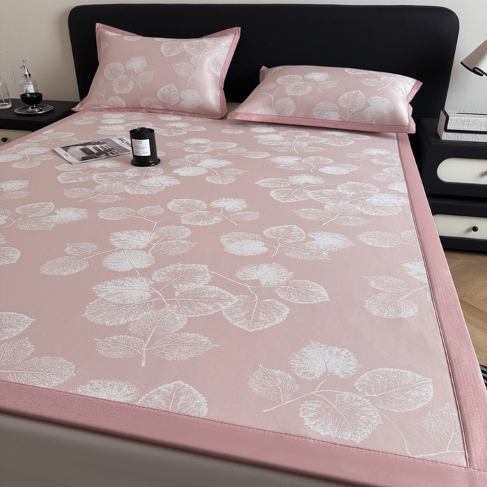 91家纺网 家纺一手货源 找家纺 九花鹿 2025新款A类PE凉感提花冰丝凉席软凉席可水洗可机洗 叶语（樱花粉)