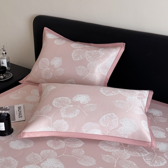 91家纺网 家纺一手货源 找家纺 九花鹿 2025新款A类PE凉感提花冰丝凉席软凉席可水洗可机洗 叶语（樱花粉)