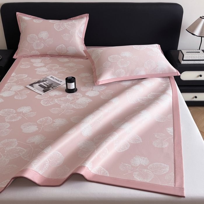 91家纺网 家纺一手货源 找家纺 九花鹿 2025新款A类PE凉感提花冰丝凉席软凉席可水洗可机洗 叶语（樱花粉)