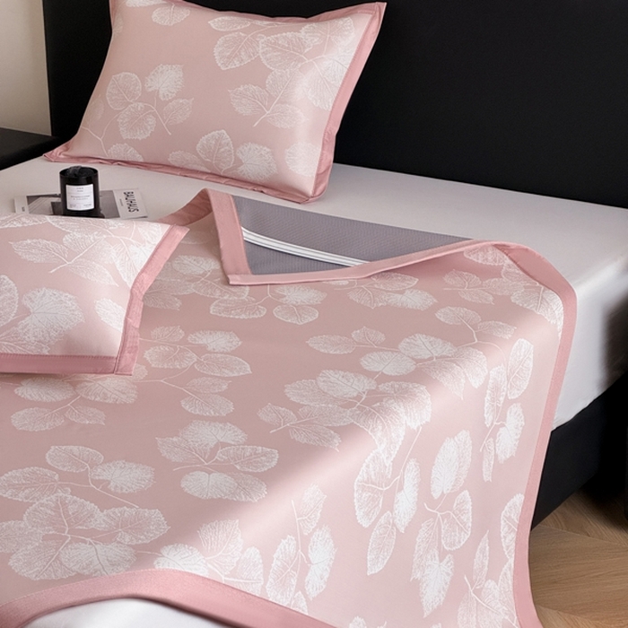 91家纺网 家纺一手货源 找家纺 九花鹿 2025新款A类PE凉感提花冰丝凉席软凉席可水洗可机洗 叶语（樱花粉)