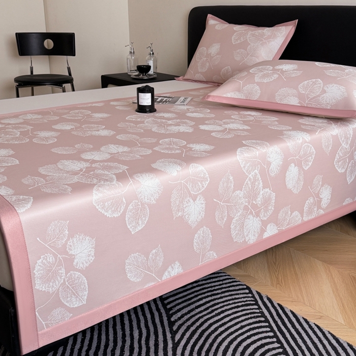 91家纺网 家纺一手货源 找家纺 九花鹿 2025新款A类PE凉感提花冰丝凉席软凉席可水洗可机洗 叶语（樱花粉)