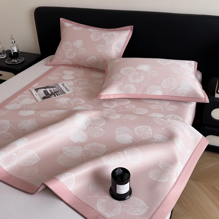 91家纺网 家纺一手货源 找家纺 九花鹿 2025新款A类PE凉感提花冰丝凉席软凉席可水洗可机洗 叶语（樱花粉)