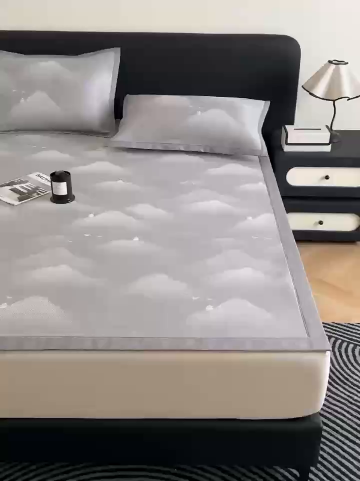 91家纺网 家纺一手货源 找家纺 九花鹿 2025新款A类PE凉感提花冰丝凉席软凉席可水洗可机洗 亦境（浅灰）