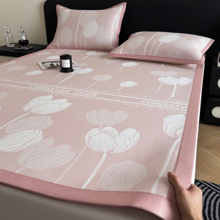 91家纺网 家纺一手货源 找家纺 九花鹿 2025新款A类PE凉感提花冰丝凉席软凉席可水洗可机洗 郁金香（浅粉）