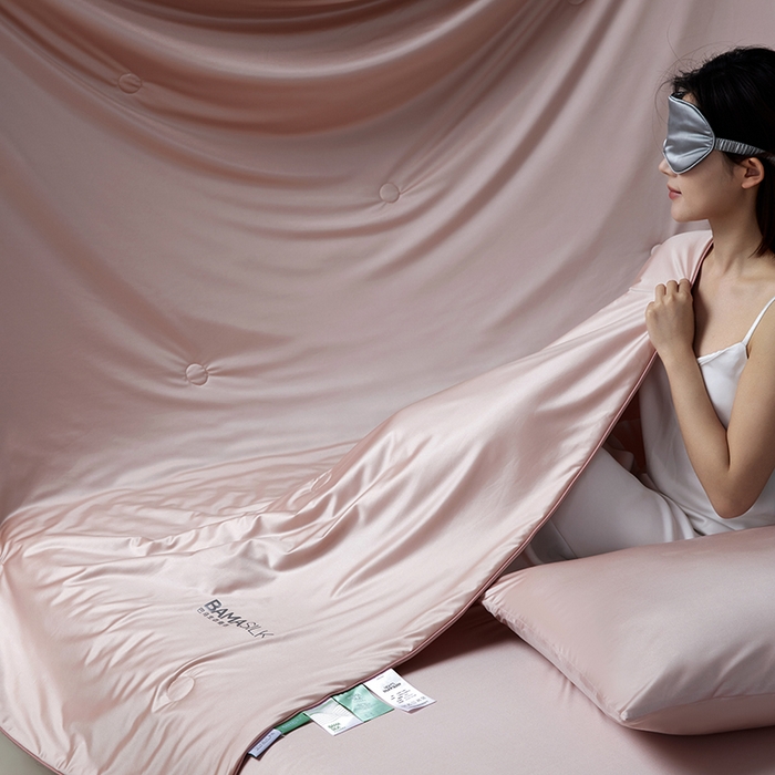 91家纺网 家纺一手货源 找家纺 莱福仕家纺 2025新款A类莹丝流光蚕丝系列夏被 莱德粉