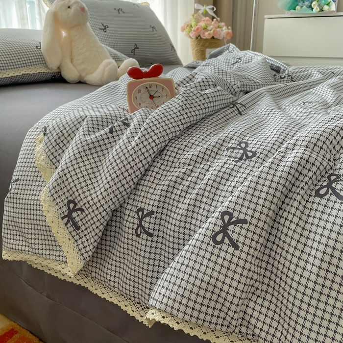 91家纺网 家纺一手货源 找家纺 一比一 2025新款针织双层纱镂空花边夏被四件套 格子蝴蝶结