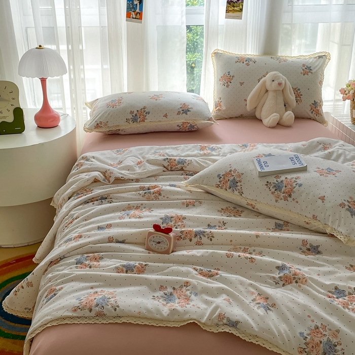 91家纺网 家纺一手货源 找家纺 一比一 2025新款针织双层纱镂空花边夏被四件套 繁花似锦