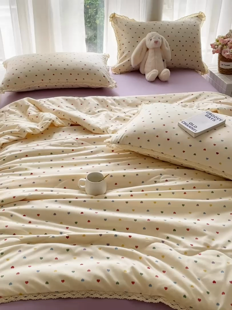 91家纺网 家纺一手货源 找家纺 一比一 2025新款针织双层纱镂空花边夏被四件套 彩色心心