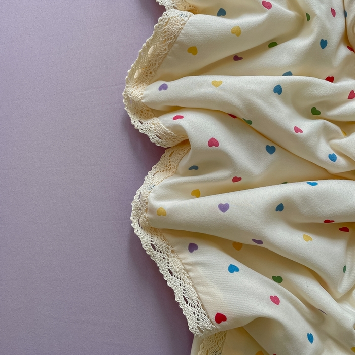 91家纺网 家纺一手货源 找家纺 一比一 2025新款针织双层纱镂空花边夏被四件套 彩色心心