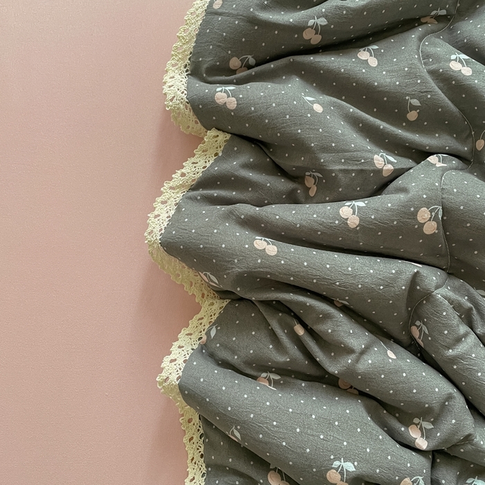 91家纺网 家纺一手货源 找家纺 一比一 2025新款针织双层纱镂空花边夏被四件套 复古樱桃