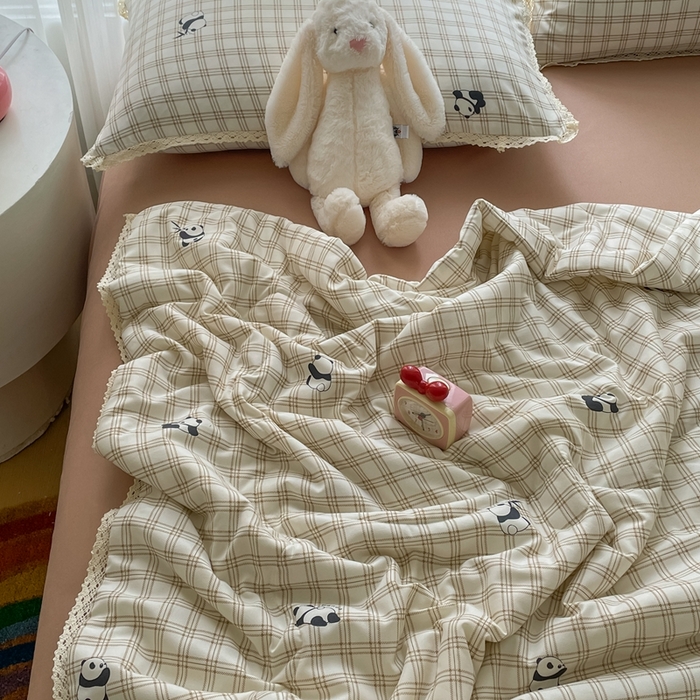 91家纺网 家纺一手货源 找家纺 一比一 2025新款针织双层纱镂空花边夏被四件套 格纹熊猫