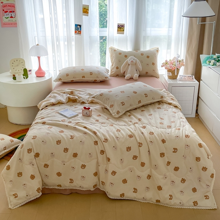 91家纺网 家纺一手货源 找家纺 一比一 2025新款针织双层纱镂空花边夏被四件套 蛋糕熊