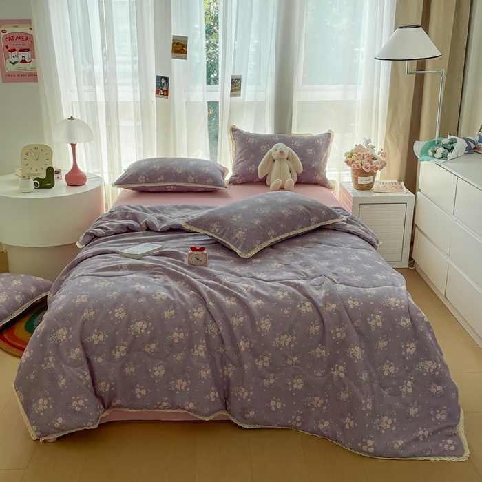 91家纺网 家纺一手货源 找家纺 一比一 2025新款针织双层纱镂空花边夏被四件套 豆蔻年华