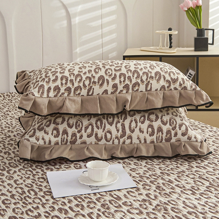 91家纺网 家纺一手货源 找家纺 铠畅家纺 2025新款有氧双层纱印花夹棉床盖四件套-终版 豹影流光