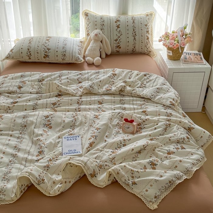 91家纺网 家纺一手货源 找家纺 一比一 2025新款针织双层纱镂空花边夏被四件套 复古玫瑰