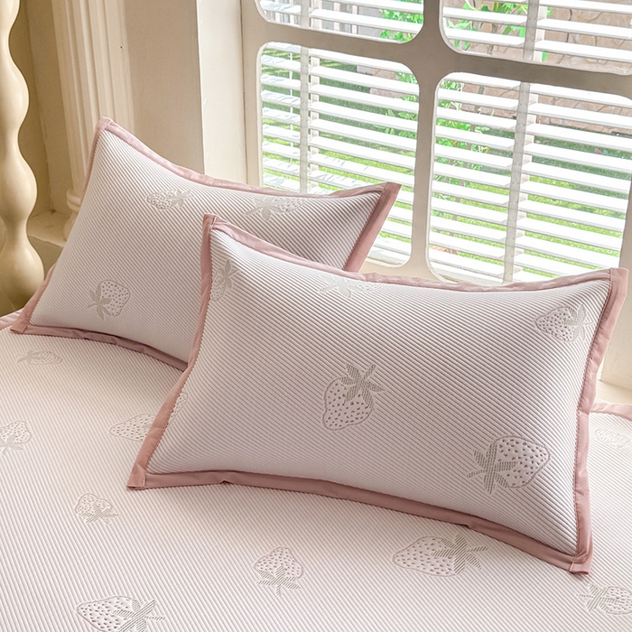 91家纺网 家纺一手货源 找家纺 绒世界 2025新款A类提花凉感豆豆复合凉席套件 提花豆豆-草莓