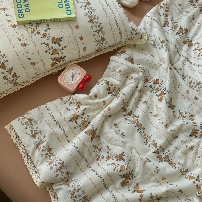 91家纺网 家纺一手货源 找家纺 一比一 2025新款针织双层纱镂空花边夏被四件套 复古玫瑰