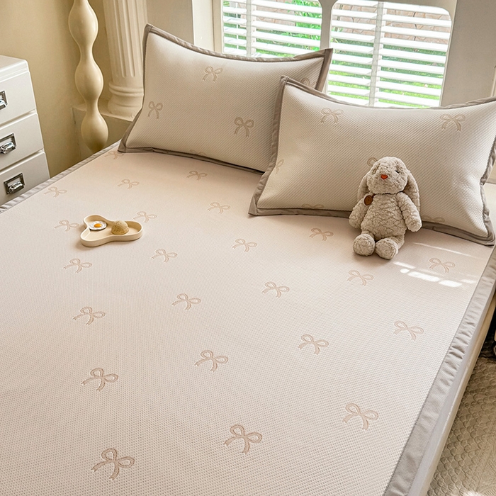 91家纺网 家纺一手货源 找家纺 绒世界 2025新款A类提花凉感豆豆复合凉席套件 提花豆豆-蝴蝶结