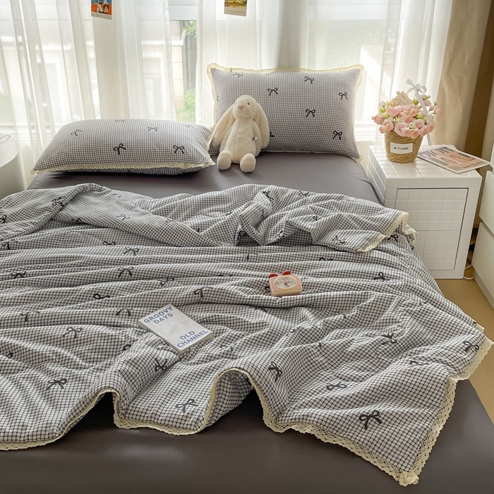 91家纺网 家纺一手货源 找家纺 一比一 2025新款针织双层纱镂空花边夏被四件套 格子蝴蝶结