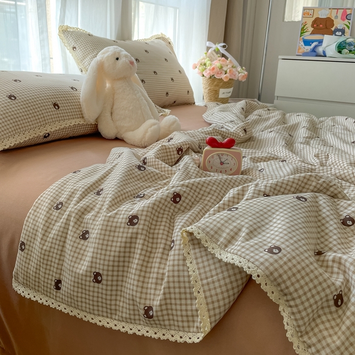 91家纺网 家纺一手货源 找家纺 一比一 2025新款针织双层纱镂空花边夏被四件套 格子小熊