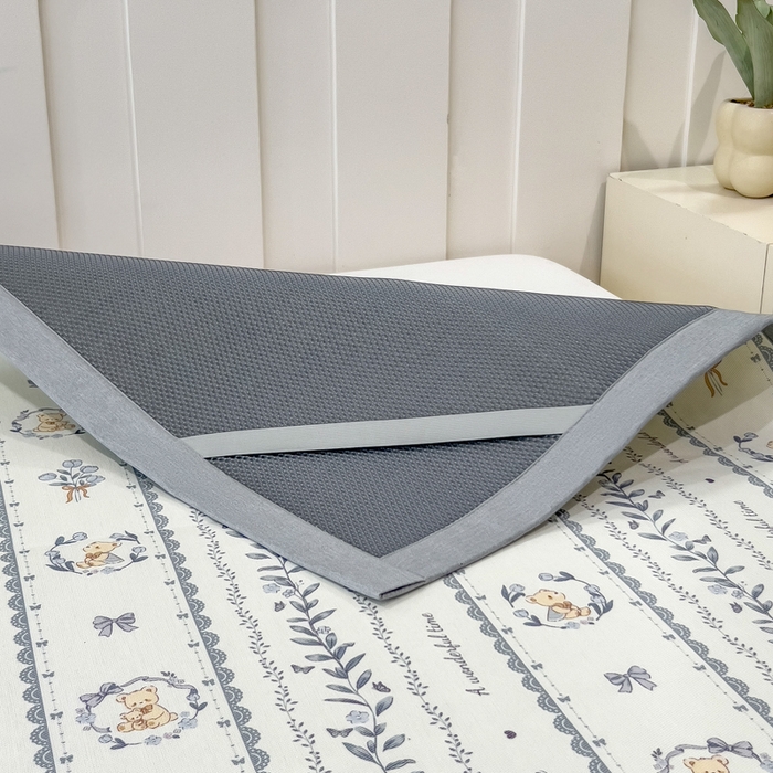 91家纺网 家纺一手货源 找家纺 倾慕家纺 2026年新款600D丝滑冰丝凉席-床席款 法式小熊