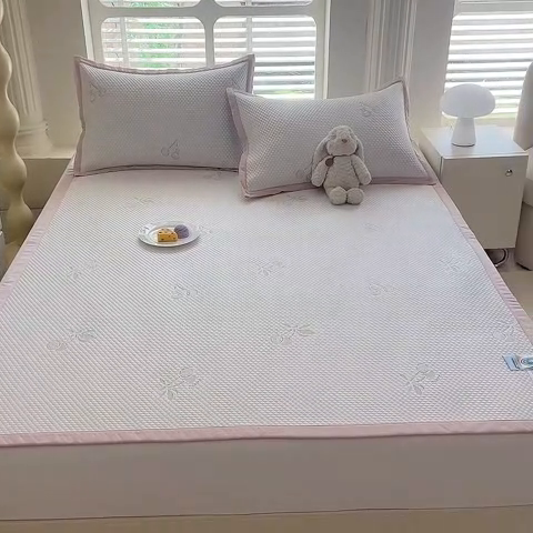 91家纺网 家纺一手货源 找家纺 绒世界 2025新款A类提花凉感豆豆复合凉席套件 提花豆豆-樱桃