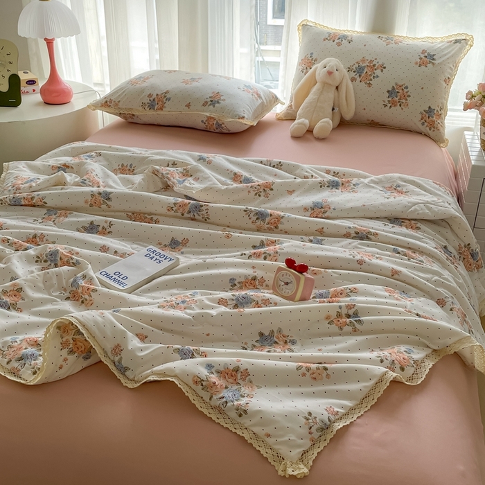 91家纺网 家纺一手货源 找家纺 一比一 2025新款针织双层纱镂空花边夏被四件套 繁花似锦