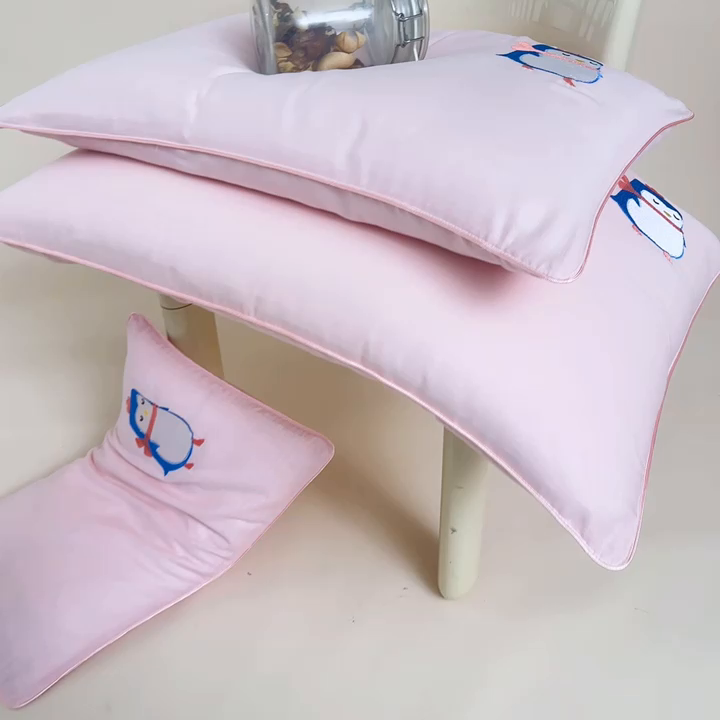 91家纺网 家纺一手货源 找家纺 喜多兔2025新款小轻柔纯棉双层纱枕套枕头 粉色萌企鹅