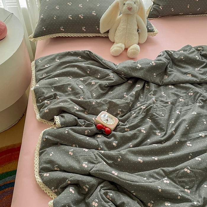 91家纺网 家纺一手货源 找家纺 一比一 2025新款针织双层纱镂空花边夏被四件套 复古樱桃